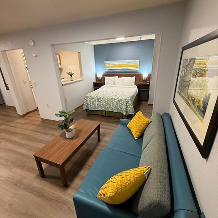 Hometowne Studios And Suites By Red Roof Greensboro Εξωτερικό φωτογραφία