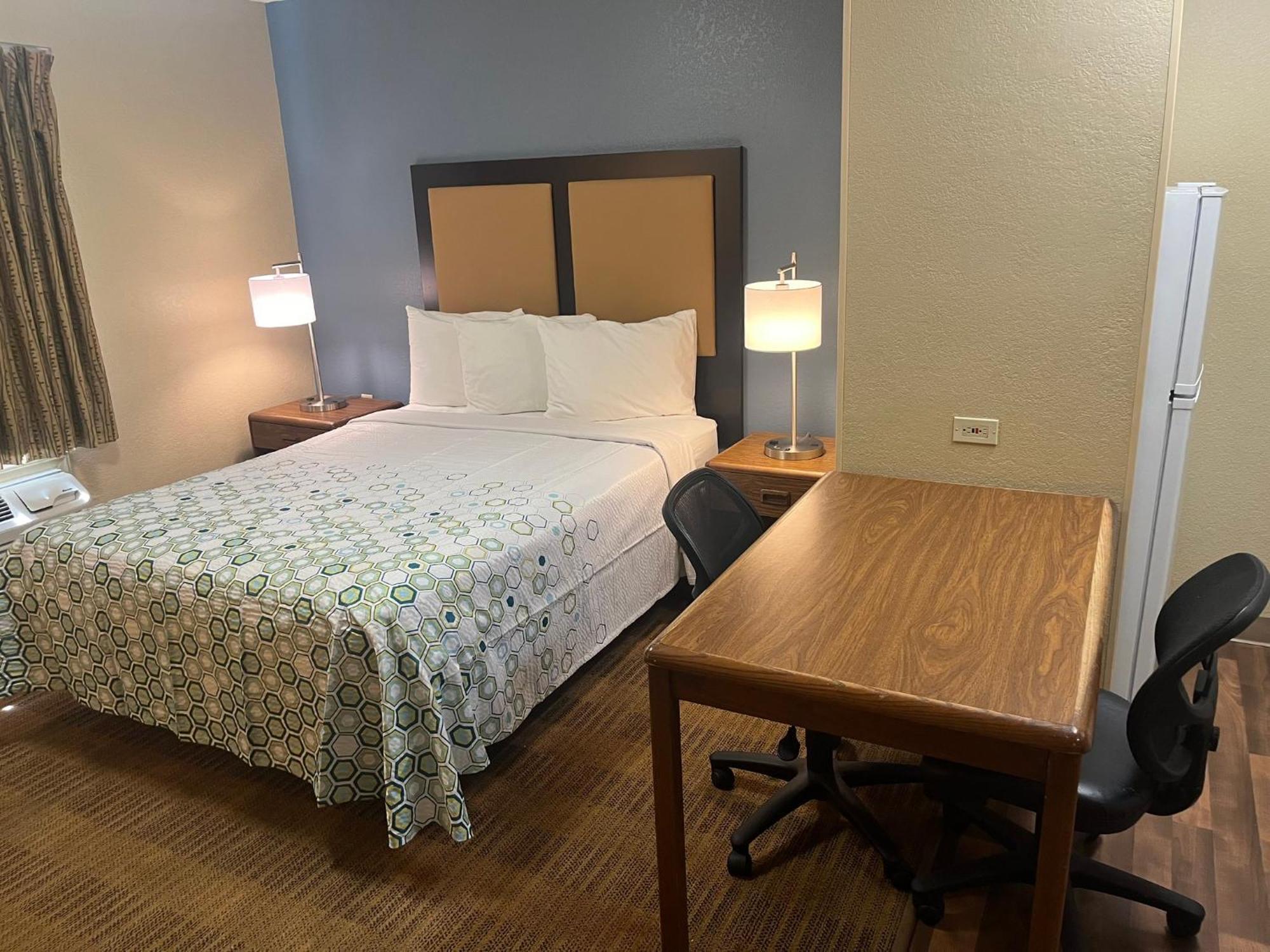 Hometowne Studios And Suites By Red Roof Greensboro Εξωτερικό φωτογραφία
