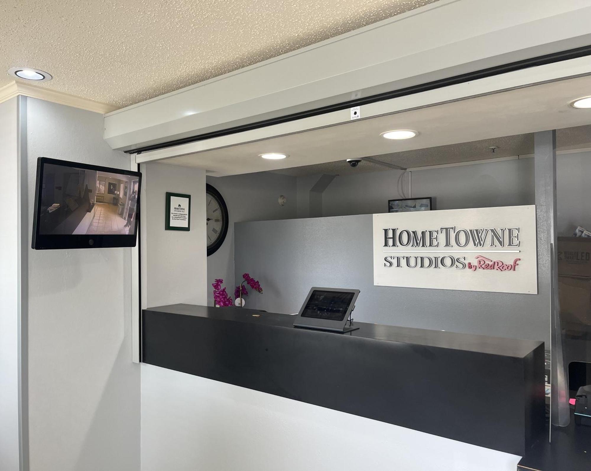 Hometowne Studios And Suites By Red Roof Greensboro Εξωτερικό φωτογραφία