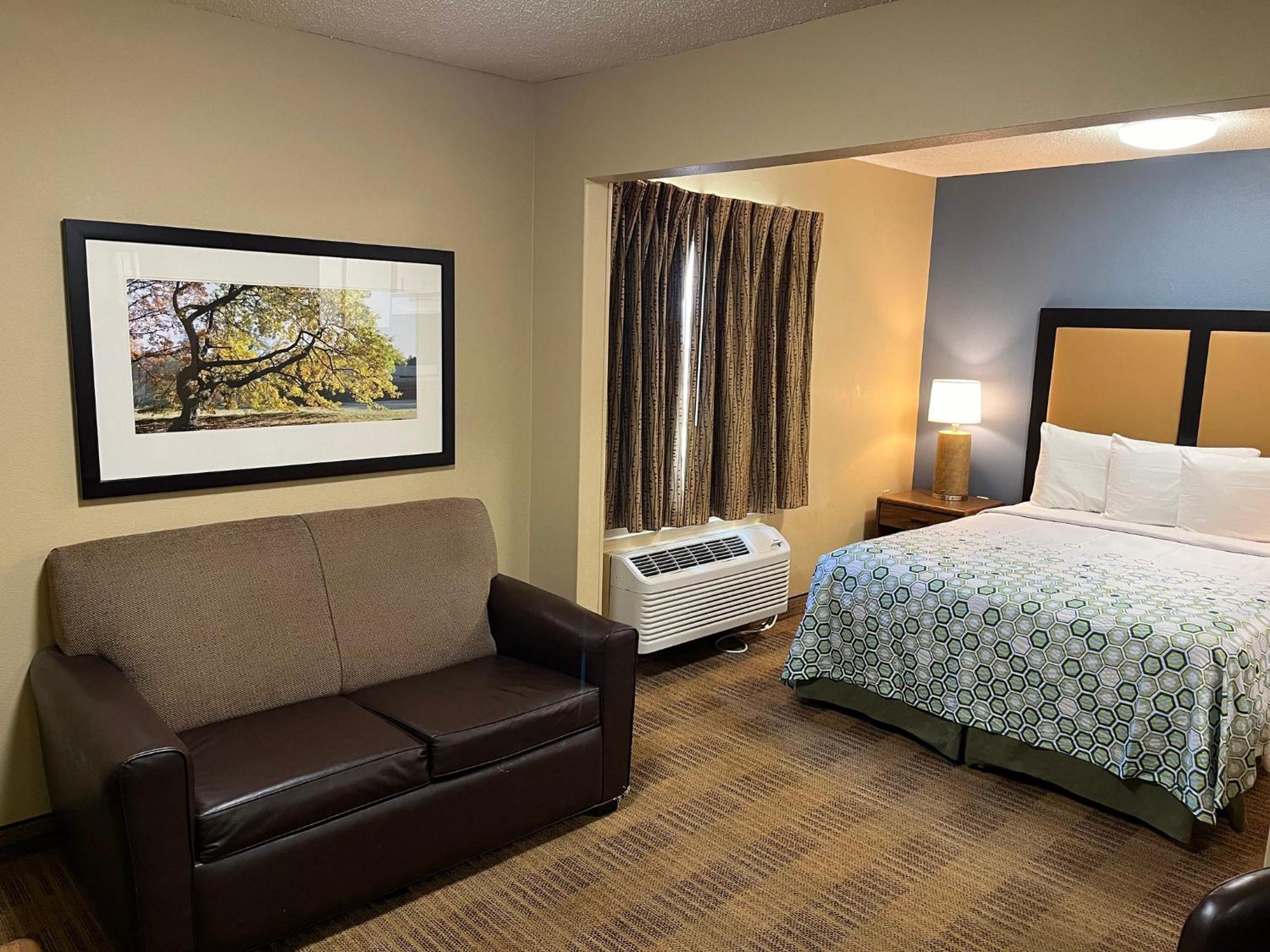 Hometowne Studios And Suites By Red Roof Greensboro Εξωτερικό φωτογραφία