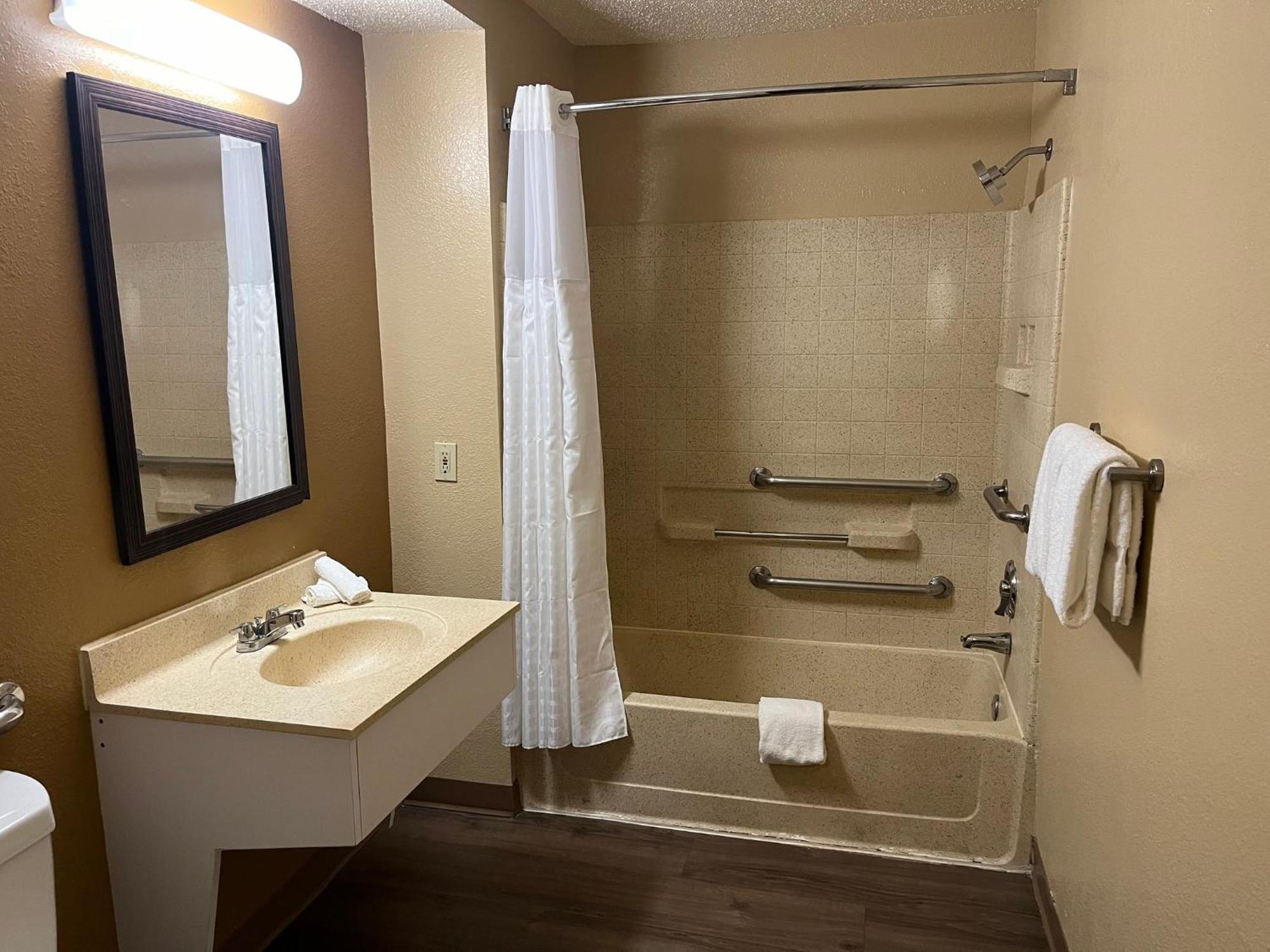 Hometowne Studios And Suites By Red Roof Greensboro Εξωτερικό φωτογραφία