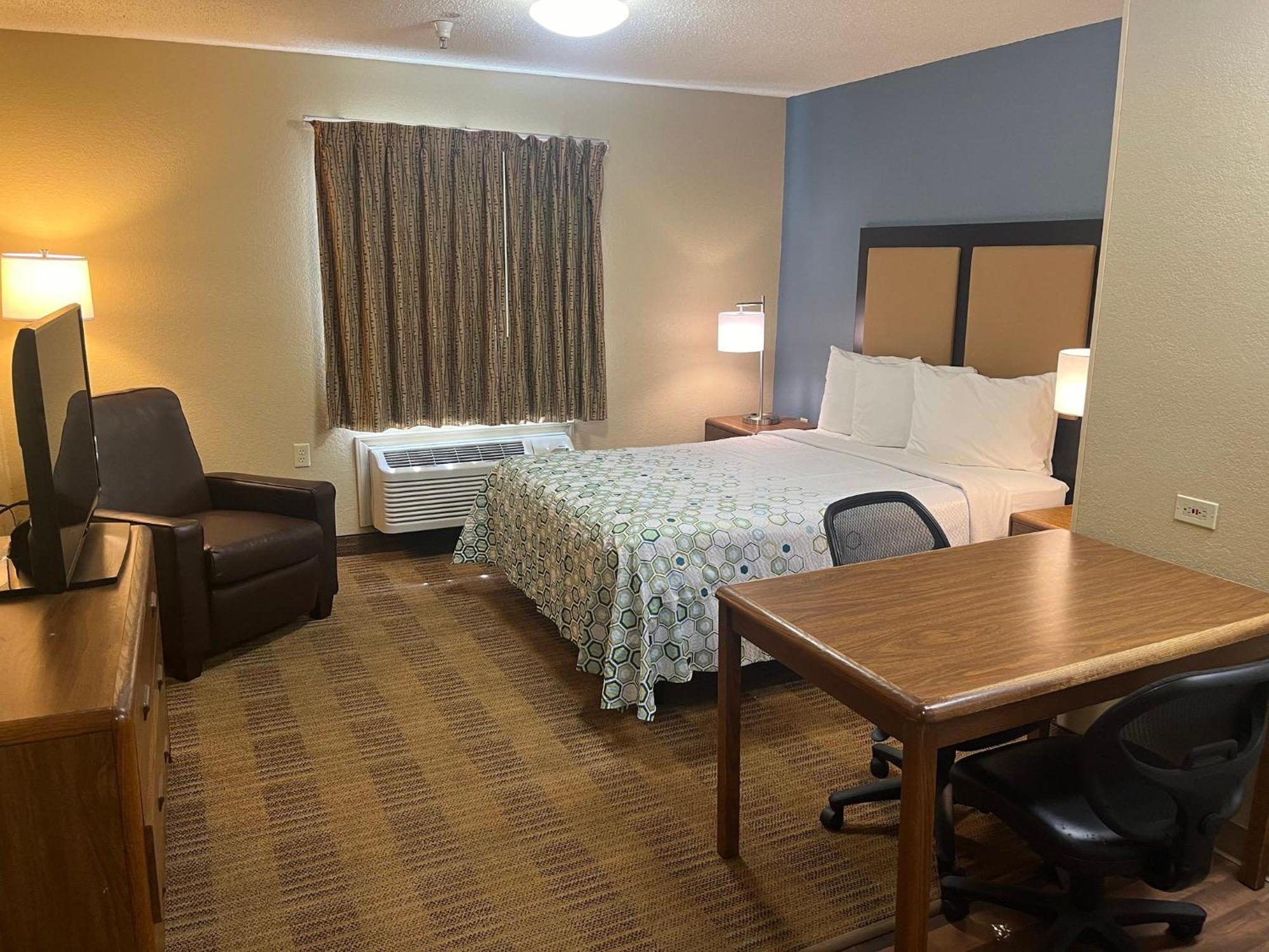 Hometowne Studios And Suites By Red Roof Greensboro Εξωτερικό φωτογραφία
