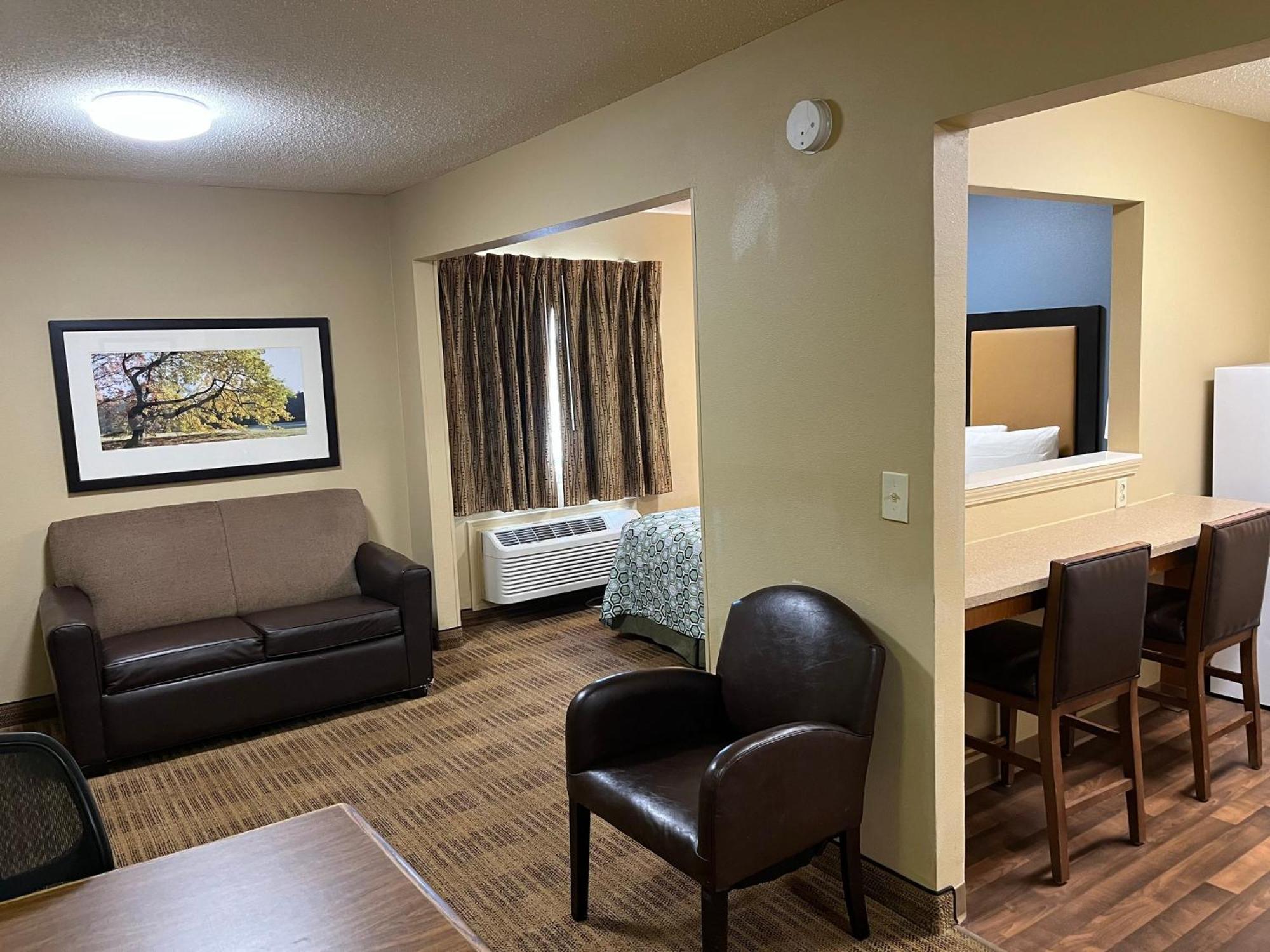 Hometowne Studios And Suites By Red Roof Greensboro Εξωτερικό φωτογραφία