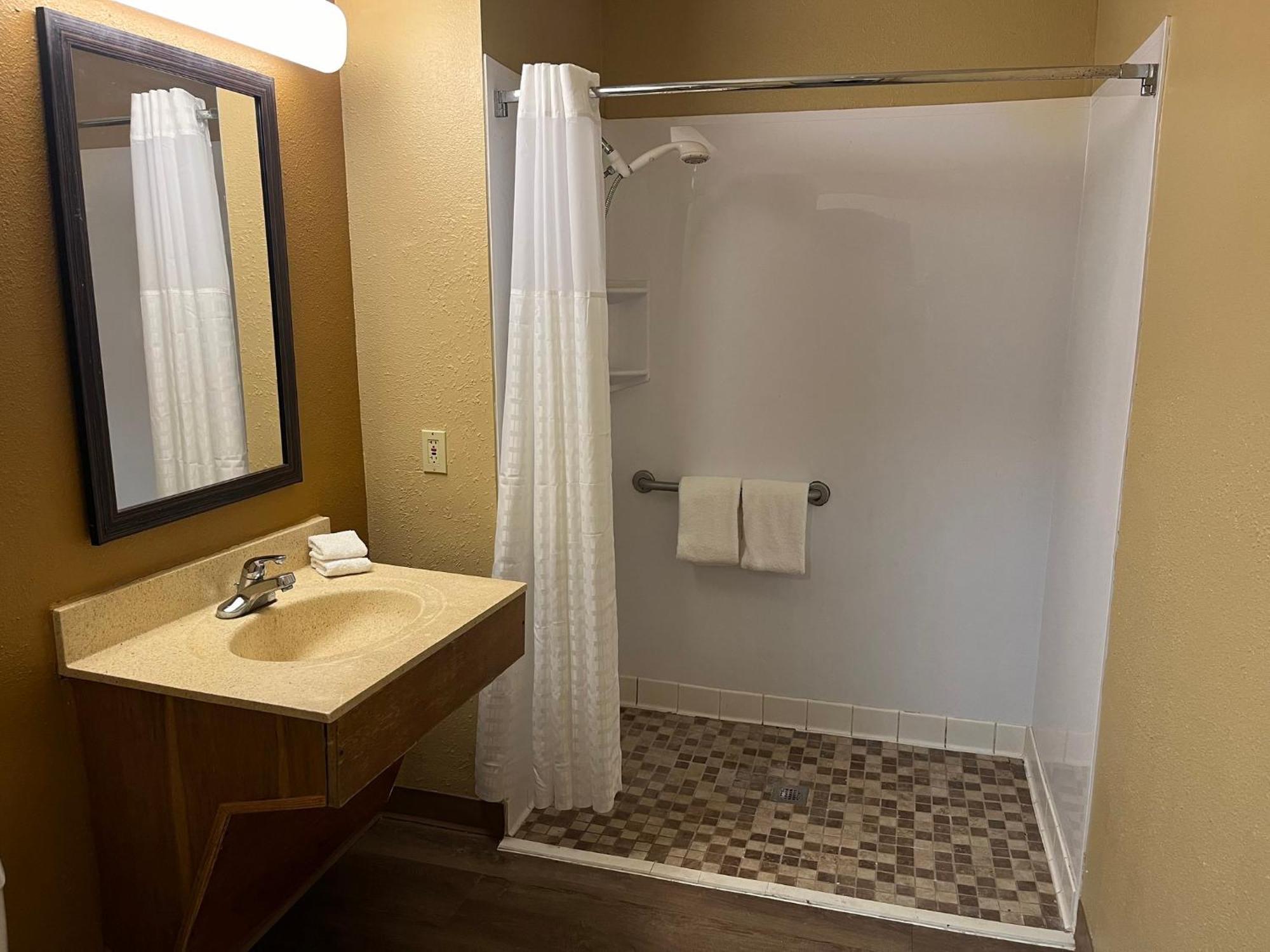 Hometowne Studios And Suites By Red Roof Greensboro Εξωτερικό φωτογραφία