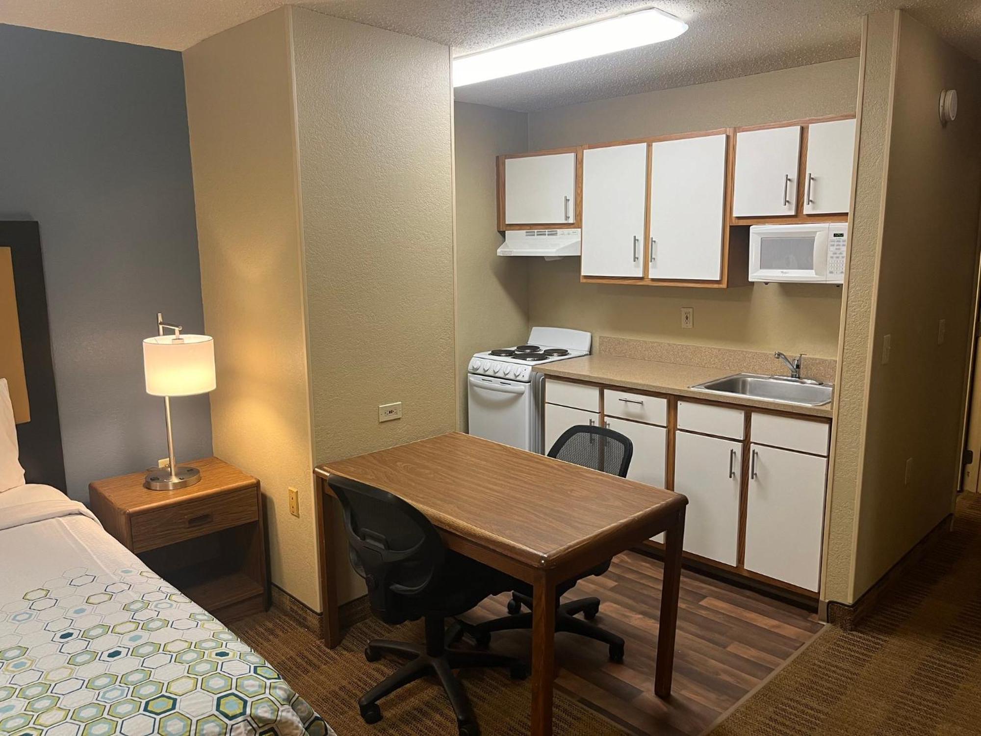 Hometowne Studios And Suites By Red Roof Greensboro Εξωτερικό φωτογραφία