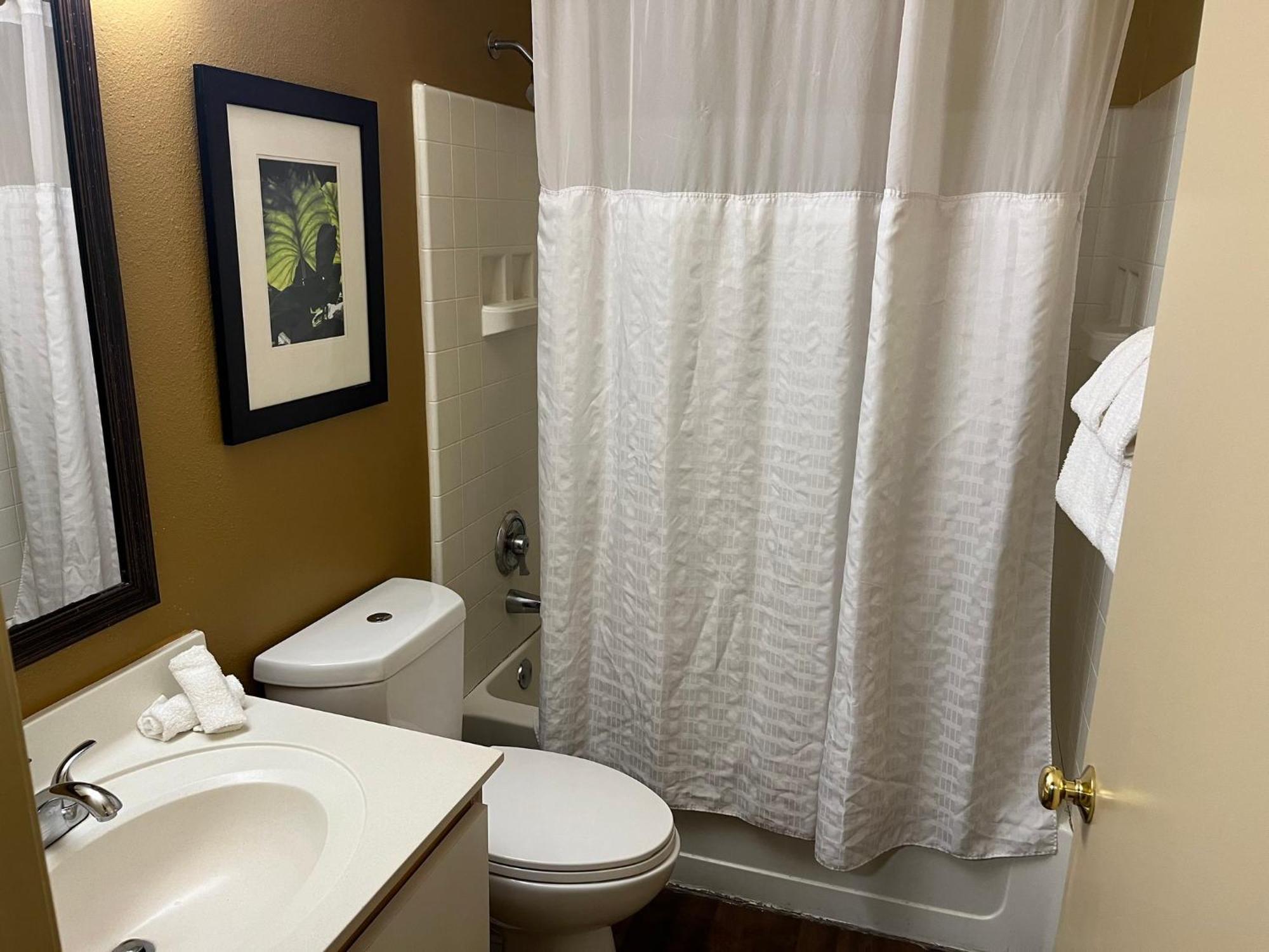 Hometowne Studios And Suites By Red Roof Greensboro Εξωτερικό φωτογραφία