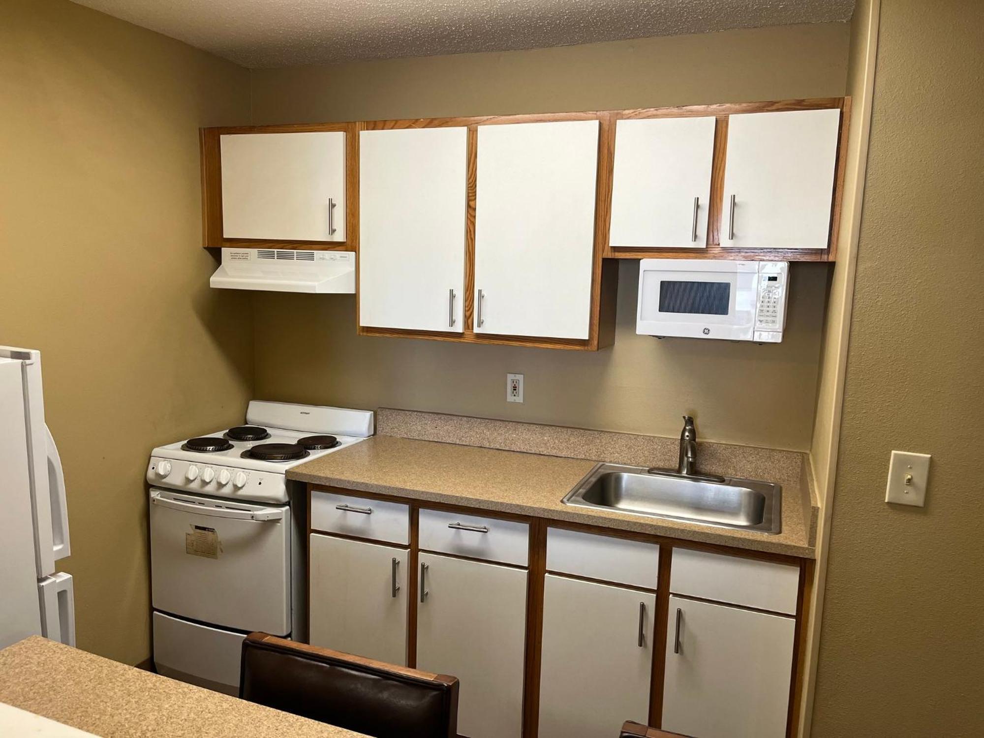 Hometowne Studios And Suites By Red Roof Greensboro Εξωτερικό φωτογραφία