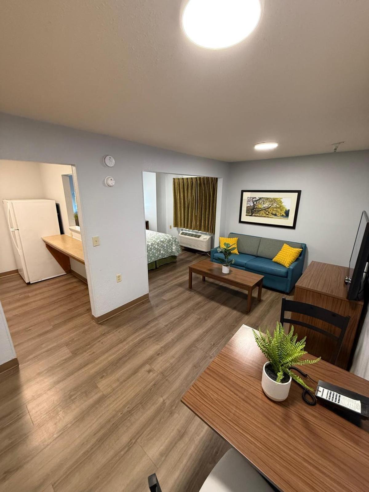 Hometowne Studios And Suites By Red Roof Greensboro Εξωτερικό φωτογραφία