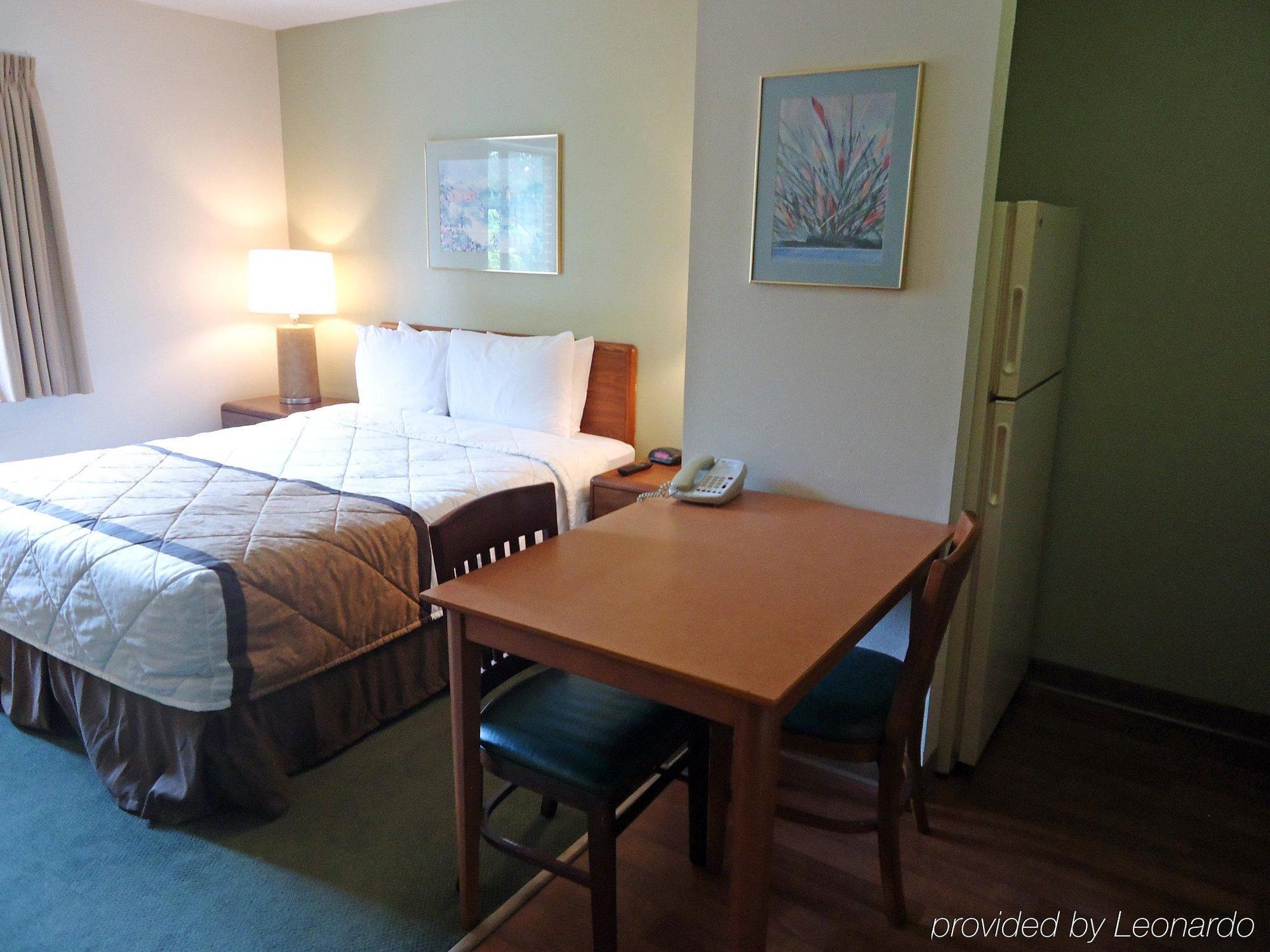 Hometowne Studios And Suites By Red Roof Greensboro Εξωτερικό φωτογραφία