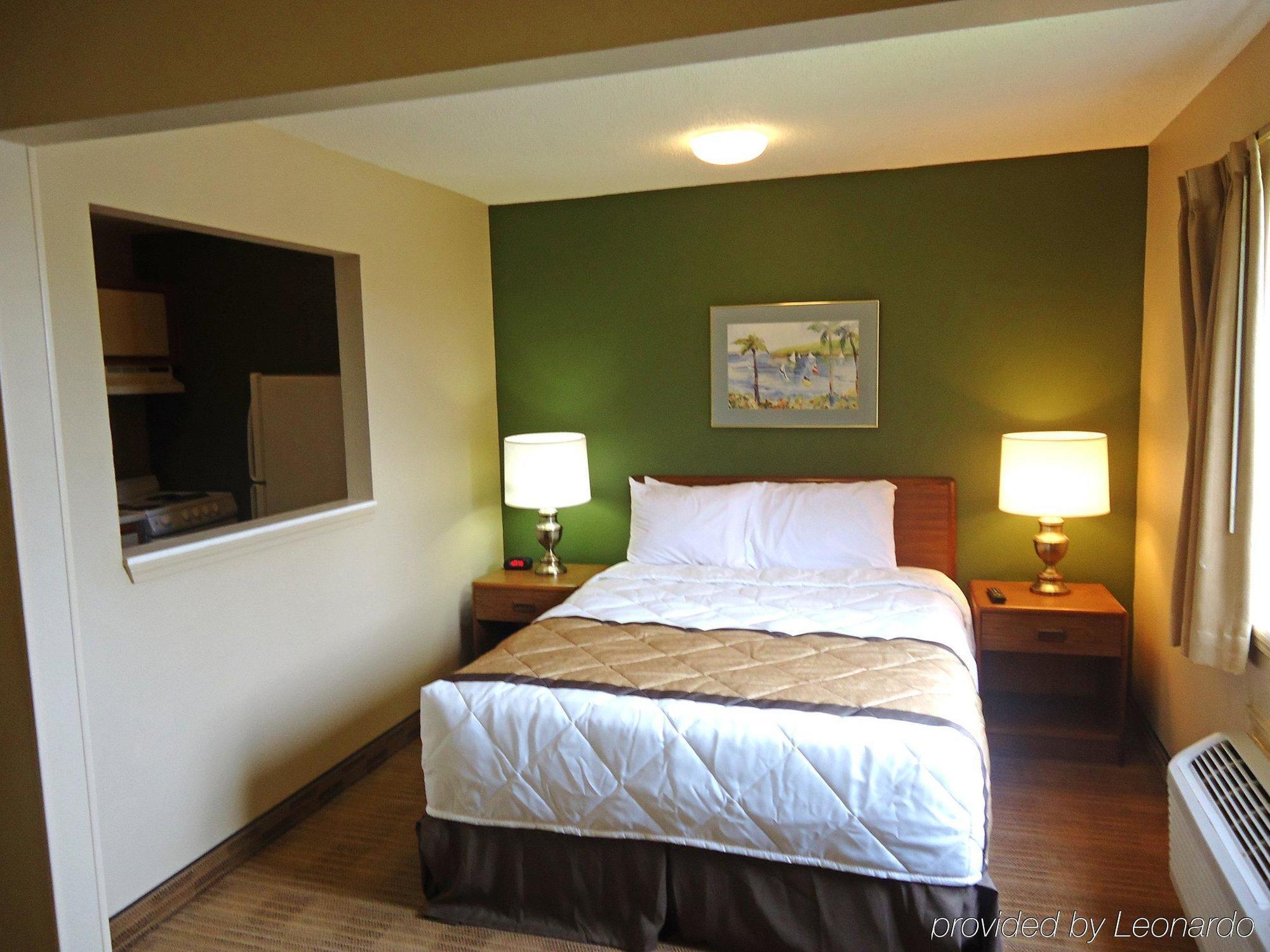 Hometowne Studios And Suites By Red Roof Greensboro Εξωτερικό φωτογραφία