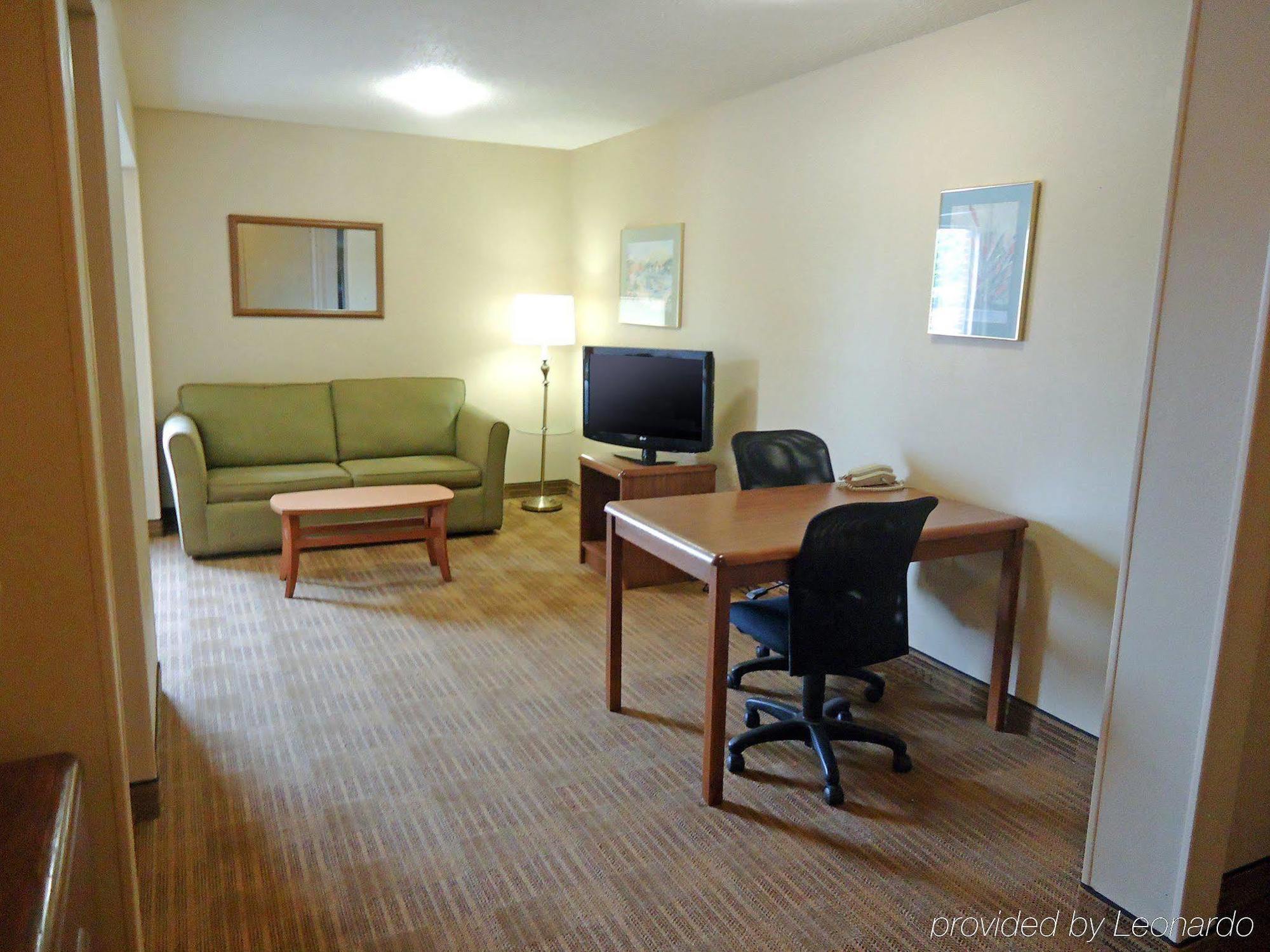 Hometowne Studios And Suites By Red Roof Greensboro Εξωτερικό φωτογραφία