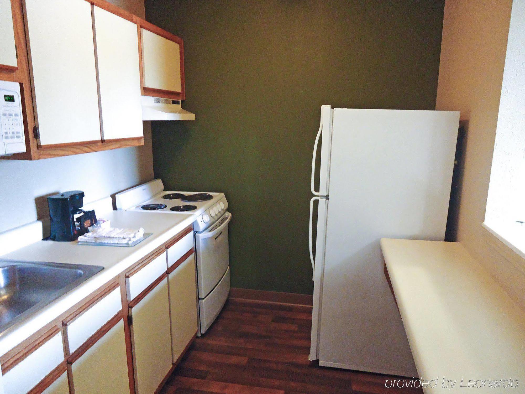 Hometowne Studios And Suites By Red Roof Greensboro Εξωτερικό φωτογραφία