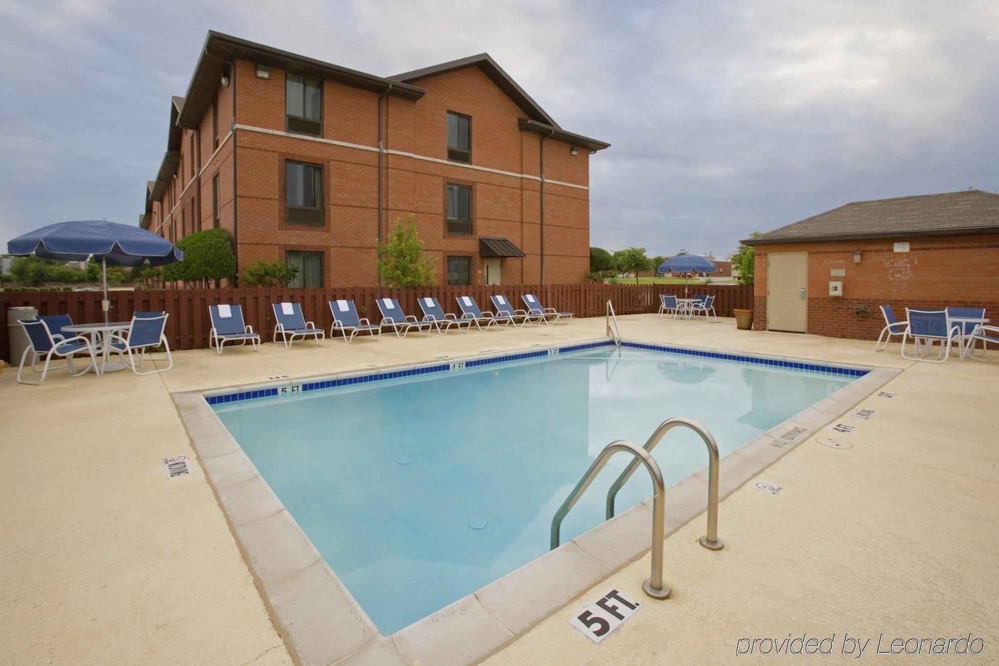 Hometowne Studios And Suites By Red Roof Greensboro Εξωτερικό φωτογραφία