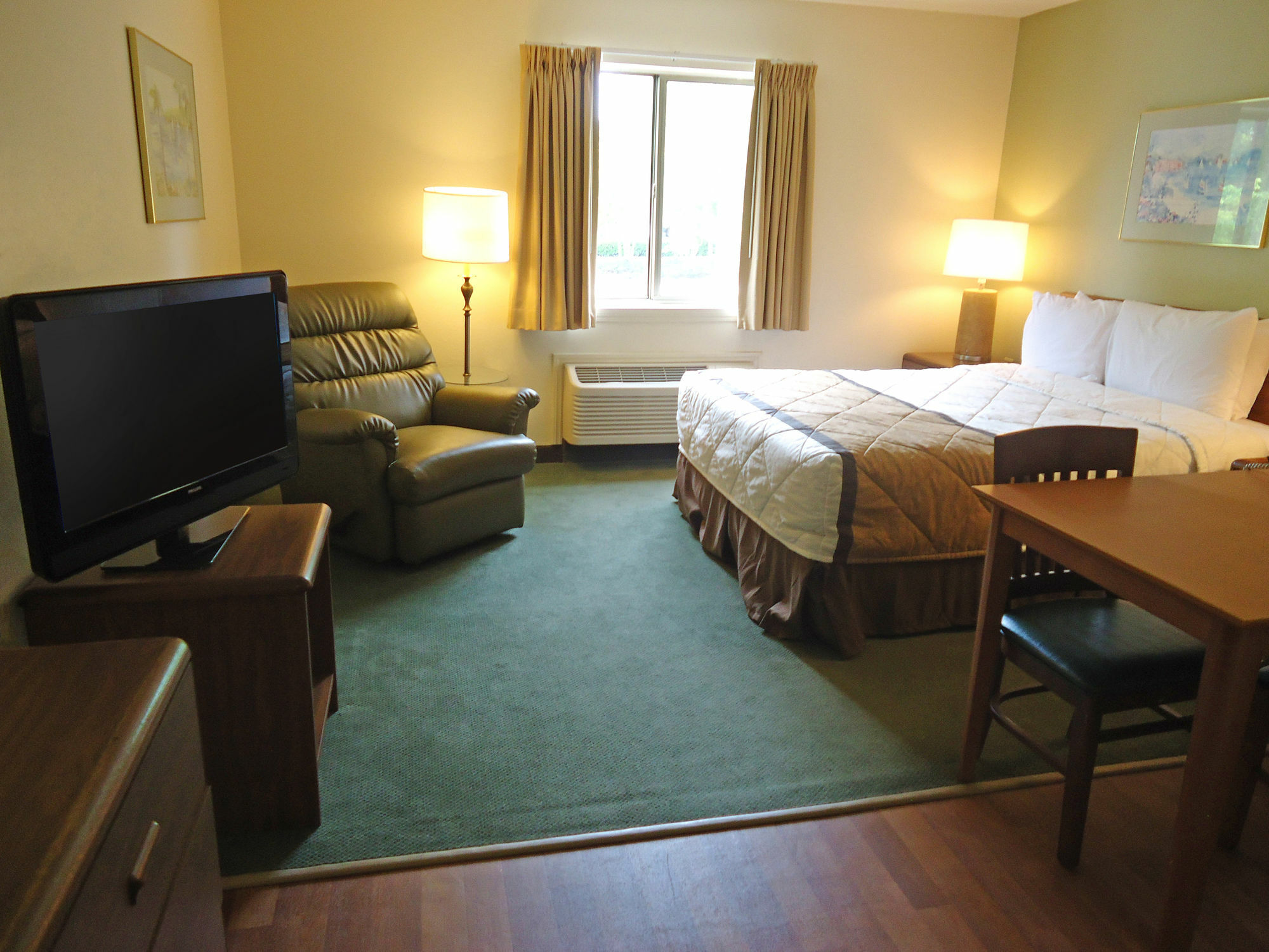 Hometowne Studios And Suites By Red Roof Greensboro Εξωτερικό φωτογραφία